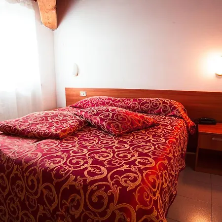 Ξενοδοχείο Aurora 2*